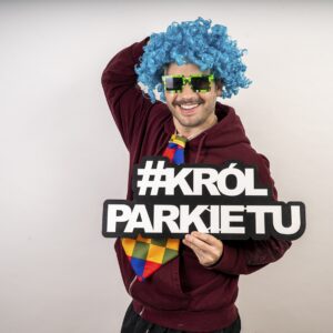 Napis #KRÓL PARKIETU