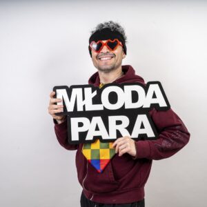 Napis MŁODA PARA